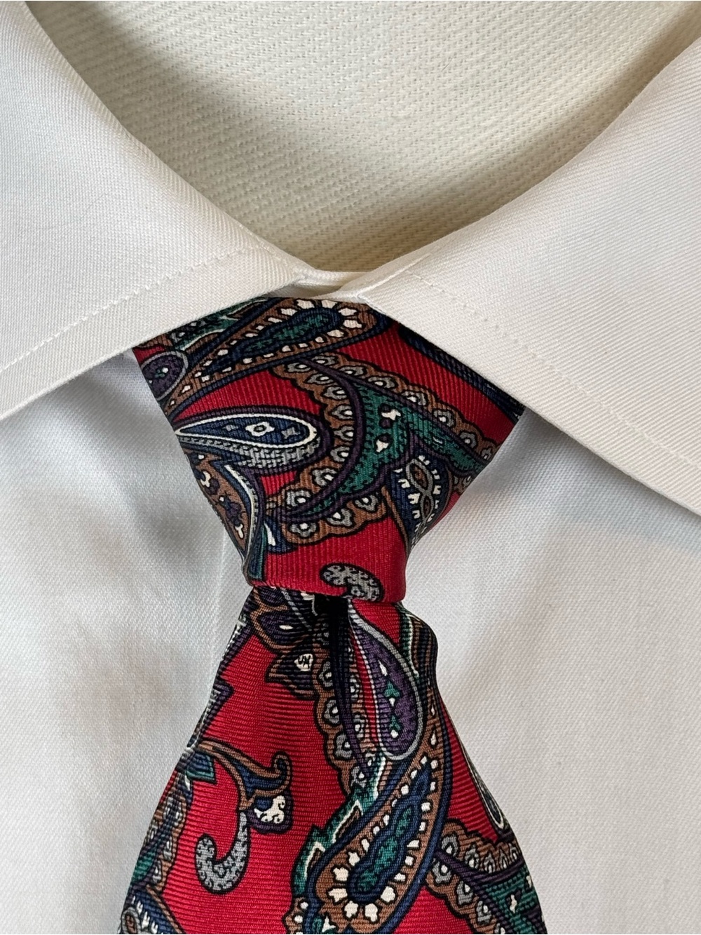 Brooks Brothers Men’s Necktie Red Paisley Silk Tie Green & Navy Accents